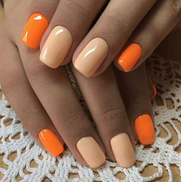 Оранжево-бежевый маникюр