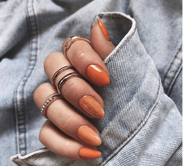 Оранжевй маникюр с переходами цвета на ногтях