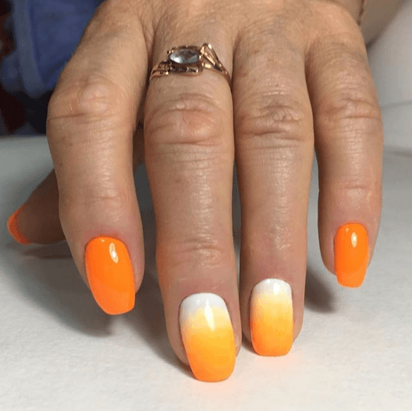 Оранжевый маникюр с белым градиентом