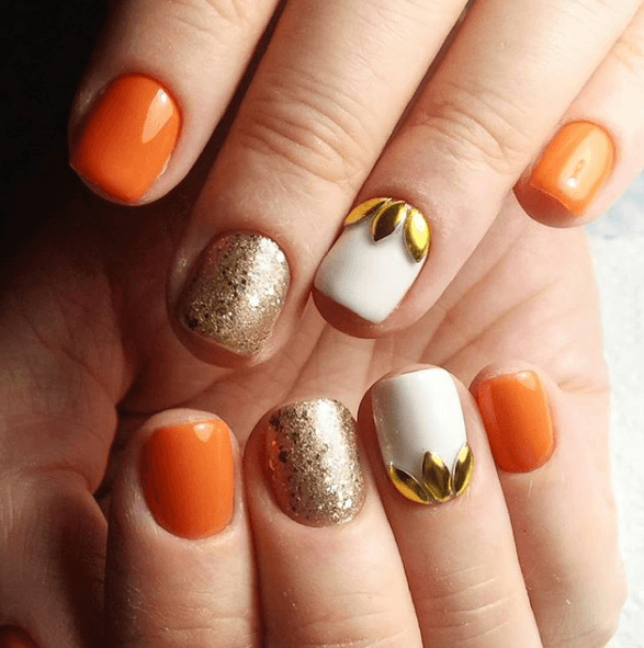 Оранжевый маникюр с белым и золотом на короткие ногти