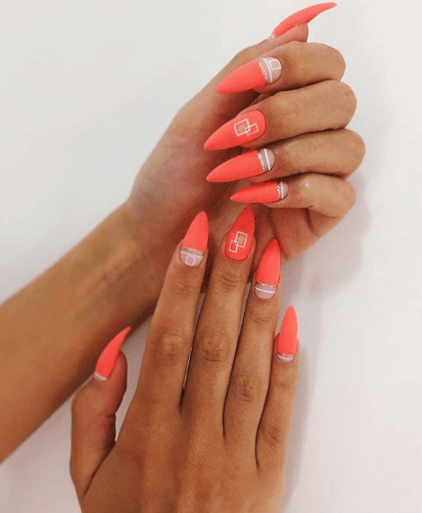 Оранжевый маникюр с геометрическим дизайном на длинные ногти