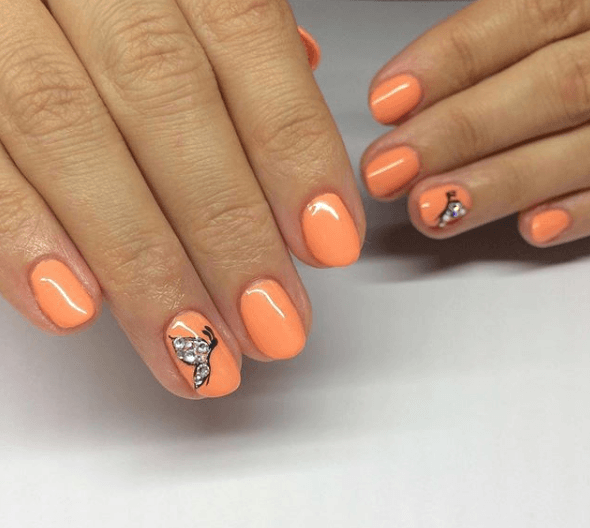 Оранжевый маникюр с рисунком бабочки