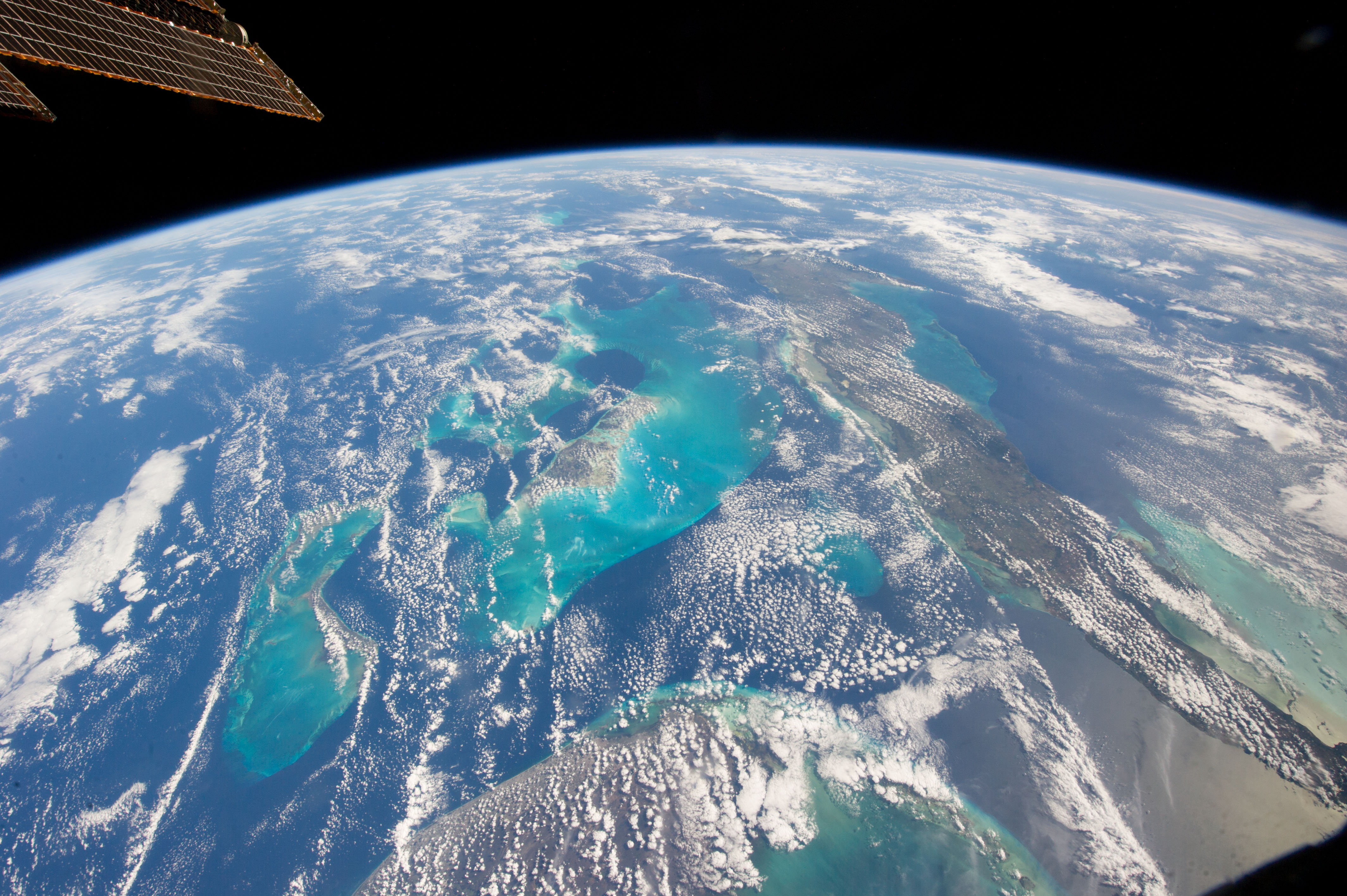 Снимки планеты земля. Земля из космоса. О земле и космосе. Вид земли из космоса. Красивый вид земли из космоса.