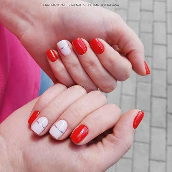 красный маникюр с белыми полосками на ногтях