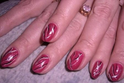 Линейный узор для ногтей розового цвета