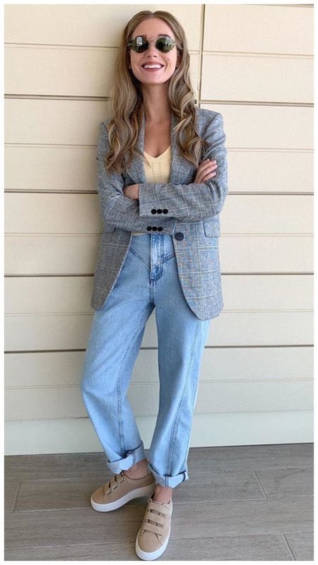 Кристина Асмус в красивом повседневном наряде с пиджаком и джинсами