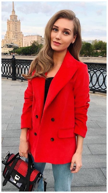 Кристина Асмус в стильном красном жакете
