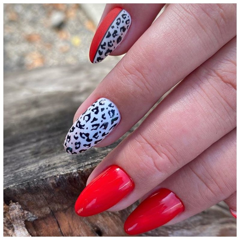 Красные ногти с белым леопардовым дизайном