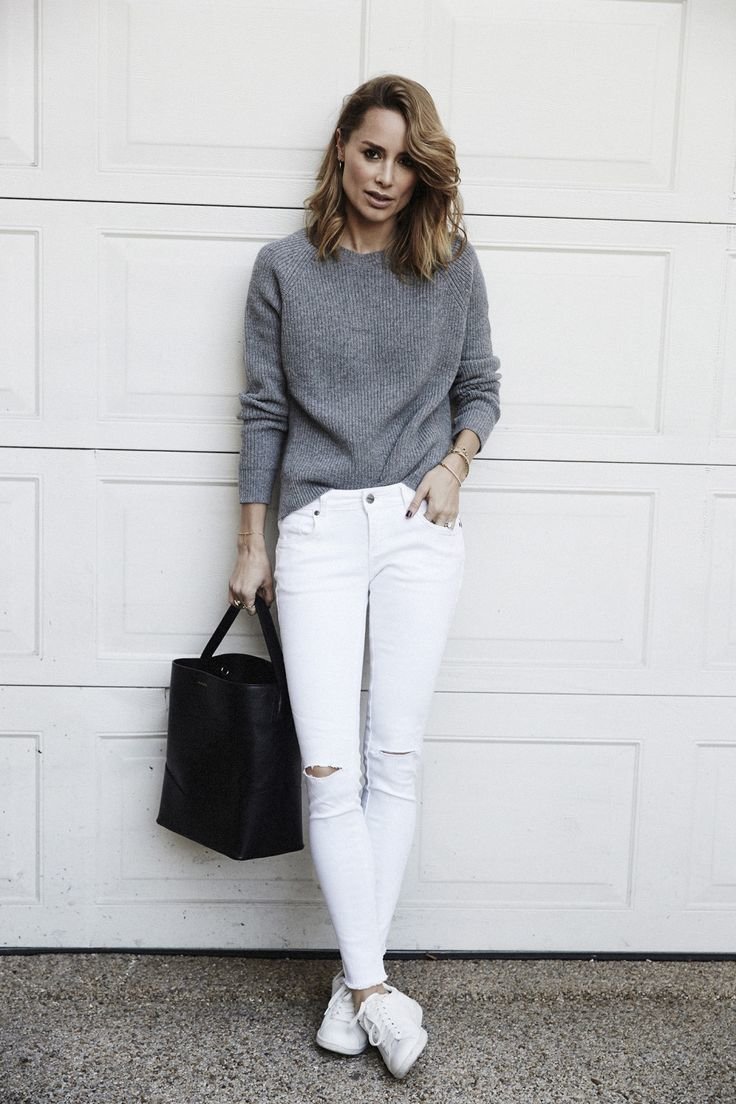 Серый свитер с белыми джинсами