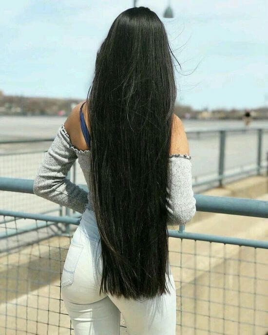 Фото девушки спиной с длинными волосами брюнетки с цветами