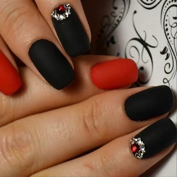 стразы, черный и красный дизайн на ногтях