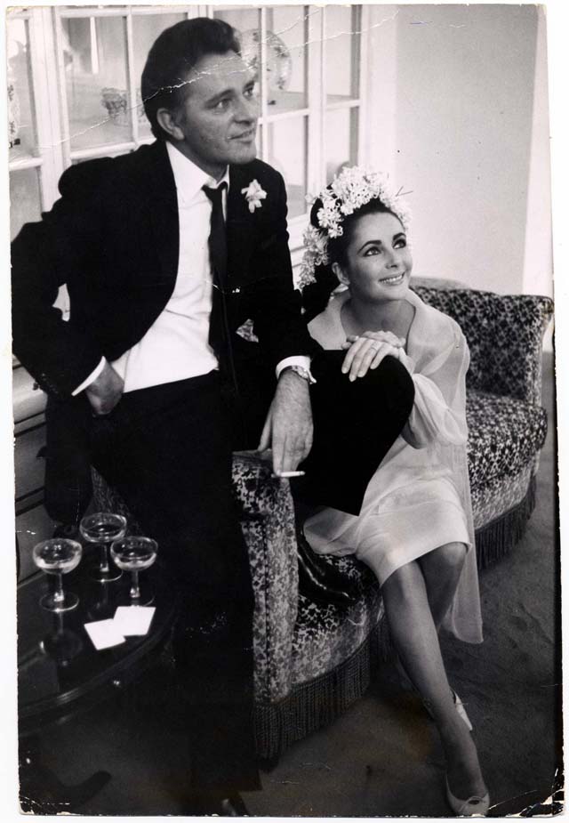 Элизабет Тейлор и Ричард Бартон после свадьбы 15 марта 1964 года.
