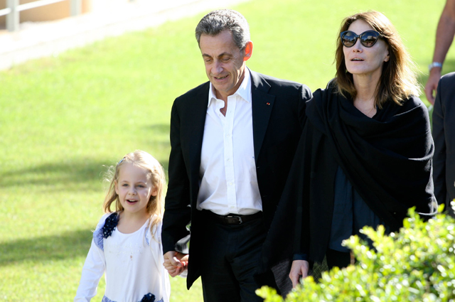 Карла Бруни и Николя Саркози с дочерью.