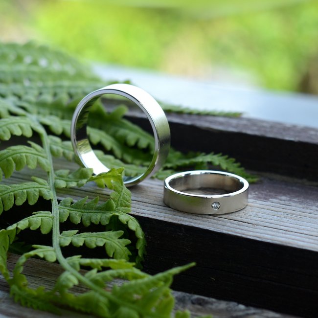 Обручальное кольцо с драгоценными камнями