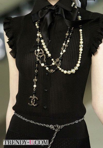 Черное платье и аксессуары, Chanel
