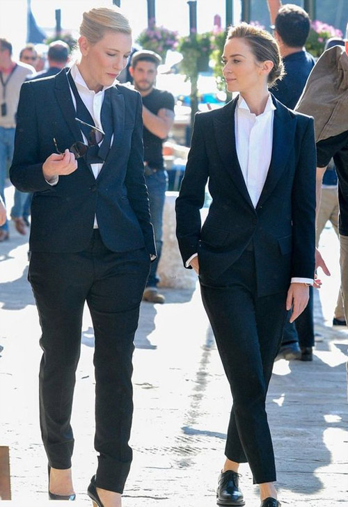 Черный костюм в сочетании с белой рубашкой на Кейт Бланшетт и Эмили Блант