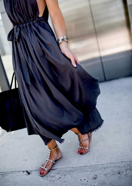 Черное платье или сарафан миди и сандалии