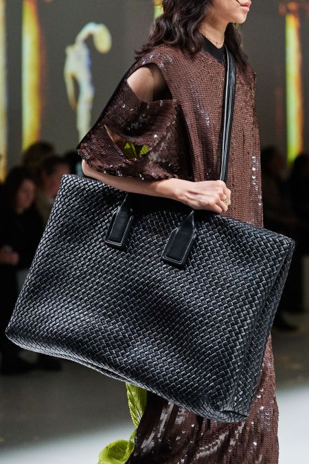 Черная сумка оверсайз через плечо Bottega Veneta