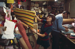 Mary Quant selecting fabric, 1967. © Rolls Press/Popperfoto/Getty Images