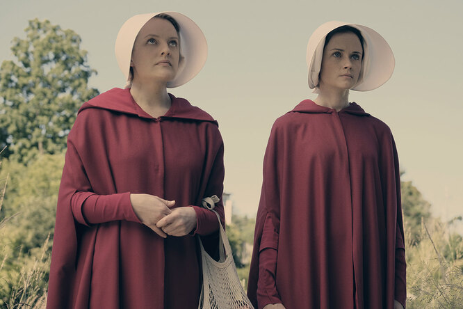 Кадр из сериала «Рассказ служанки»   2017- 2020 MGM Television Entertainment Inc. and Relentless Productions, LLC. THE HANDMAID’S TALE is a trademark of Metro-Goldwyn-Mayer Studios Inc. All Rights Reserved.