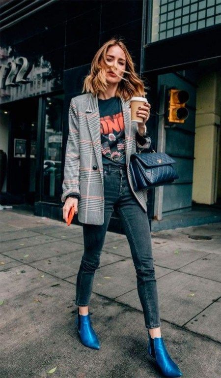 Комфортный и модный лук - обычные черные джинсы-скинни, футболка с ярким принтом, свободный удлиненный пиджак в клетку, сумка и яркие синие челси.