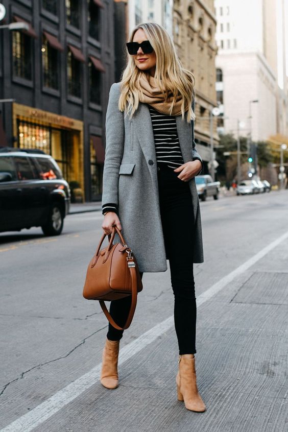 Стильный вариант - шарф и ботинки кофейного цвета, черные джинсы-скинни, серое замшевое пальто нараспашку и коричневая сумка. 